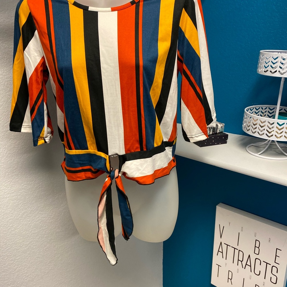 Spunky striped top, excellent condition~ nearly new!